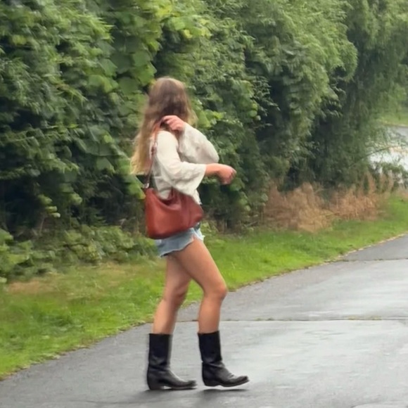 Dominique - Picture 1 of 2